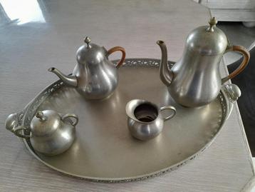tinnen  plateau schotel met kannen  vintage beschikbaar voor biedingen