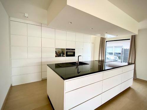 Moderne maatkeuken met groot kookeiland en toestellen, Huis en Inrichting, Keuken | Complete keukens, Zo goed als nieuw, Overige typen