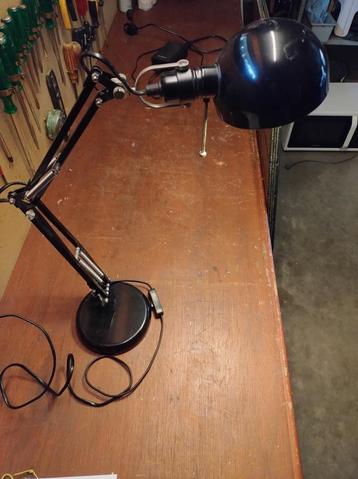 Bureau lamp beschikbaar voor biedingen