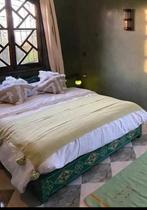 DOIT PARTIR Lit marocain 160x200 avec son matelas comme neuf, Maison & Meubles