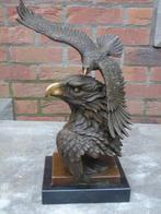 statue d un aigle en vol et d une tête en bronze signé ..., Antiquités & Art, Bronze, Enlèvement ou Envoi