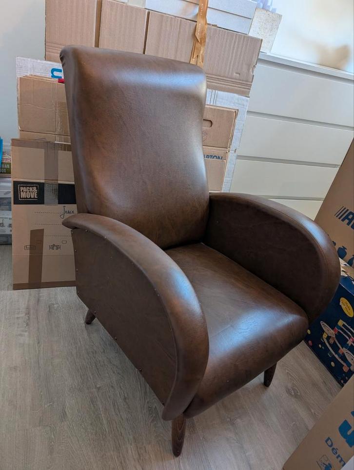 Stijlvolle vintage fauteuil in bruin kunstleder, Huis en Inrichting, Fauteuils, Zo goed als nieuw, Ophalen