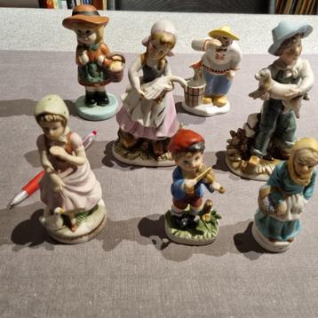 7 stenen figuurtjes beschikbaar voor biedingen