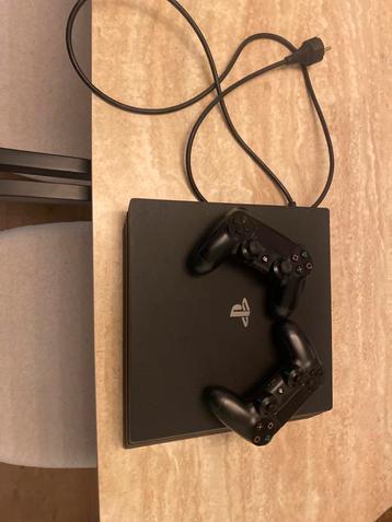  PS4 Pro 1TB + 2 controllers — Zeer goede staat beschikbaar voor biedingen