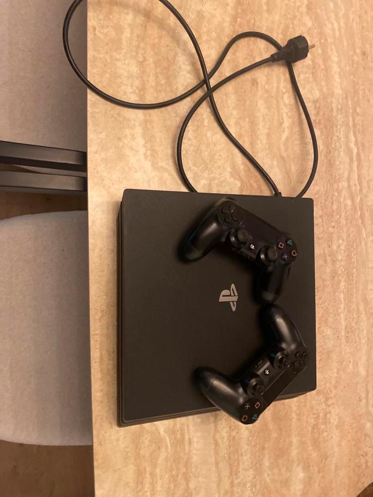 PS4 Pro 1TB + 2 controllers — Zeer goede staat, Games en Spelcomputers, Spelcomputers | Sony PlayStation 4, Zo goed als nieuw