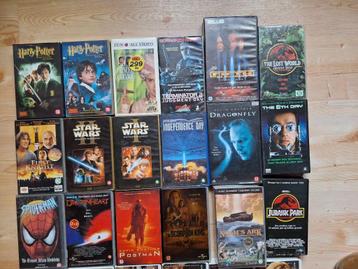 Lot met 31 videocassettes met bekende films. disponible aux enchères