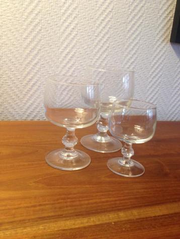 Witte en rode wijnglazen en sterke drank glaasjes 15 stuks beschikbaar voor biedingen