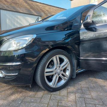 Mercedes Classe B 160 1600cc essence pleine option 2022 bj 1, Autos, Achat, Noir, Classe B, Particulier