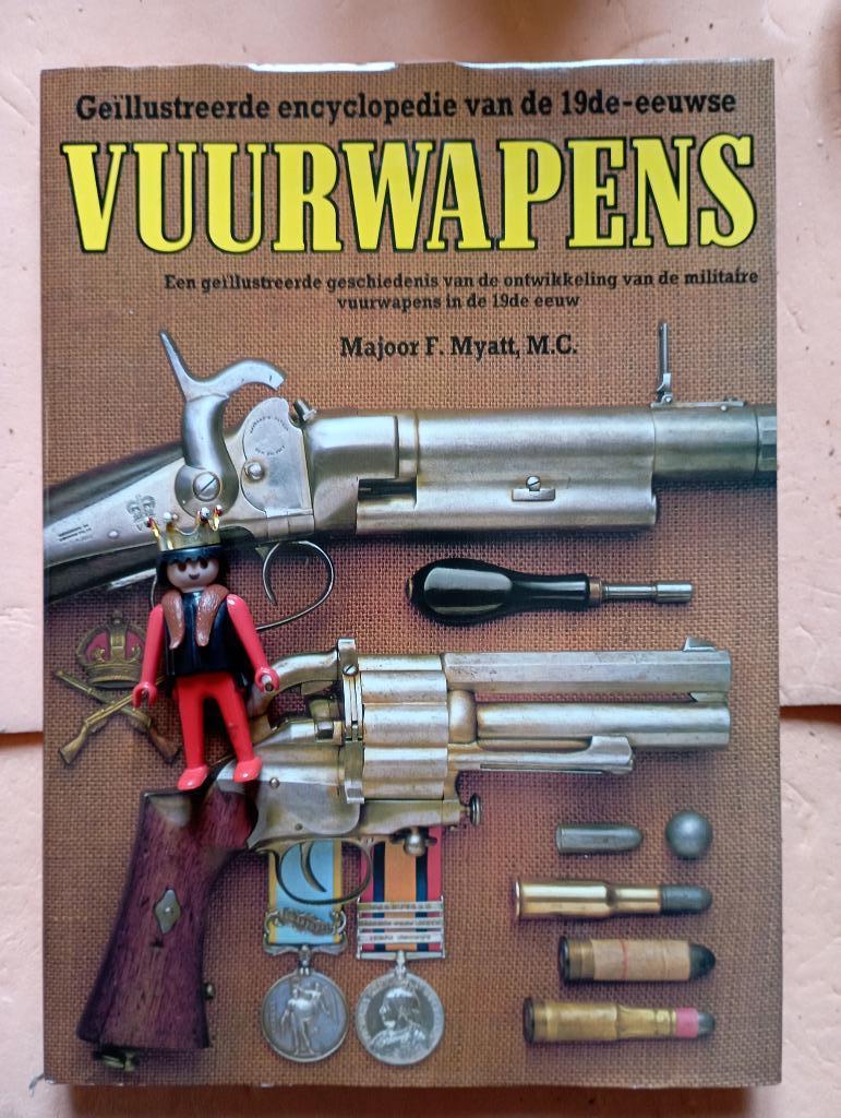477) boek vuurwapens ( goede staat ), Enlèvement ou Envoi, Comme neuf, Autres sujets/thèmes