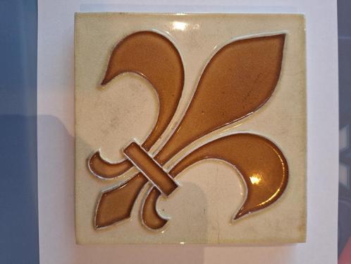 Tegel Hasselts Keramiek: Franse lelie (1), Antiek en Kunst, Curiosa en Brocante, Ophalen of Verzenden
