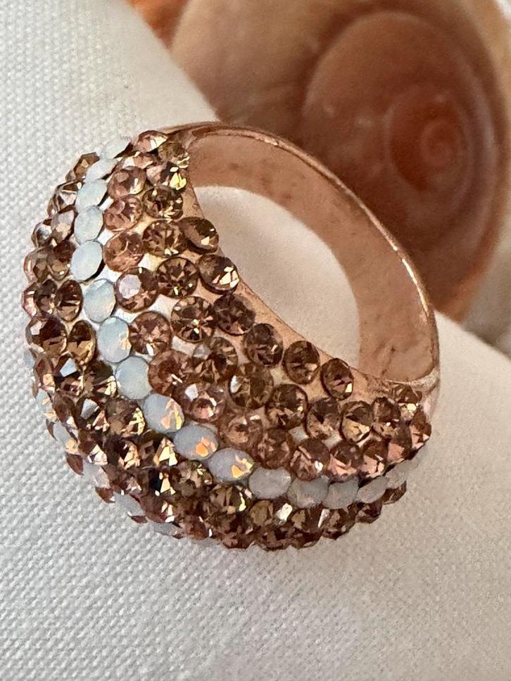 Ring ingelegd met schitterende stenen, Handtassen en Accessoires, Ringen, Zo goed als nieuw, Goud, Goud, Ophalen of Verzenden