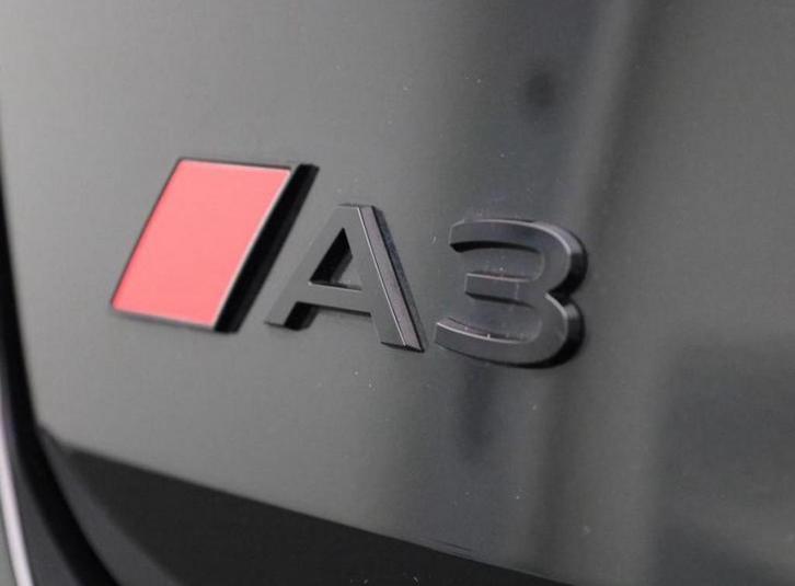 Audi Embleem A3/A4/A5/A6/Q8 – Zwart met Rood, Auto diversen, Autostickers, Ophalen of Verzenden
