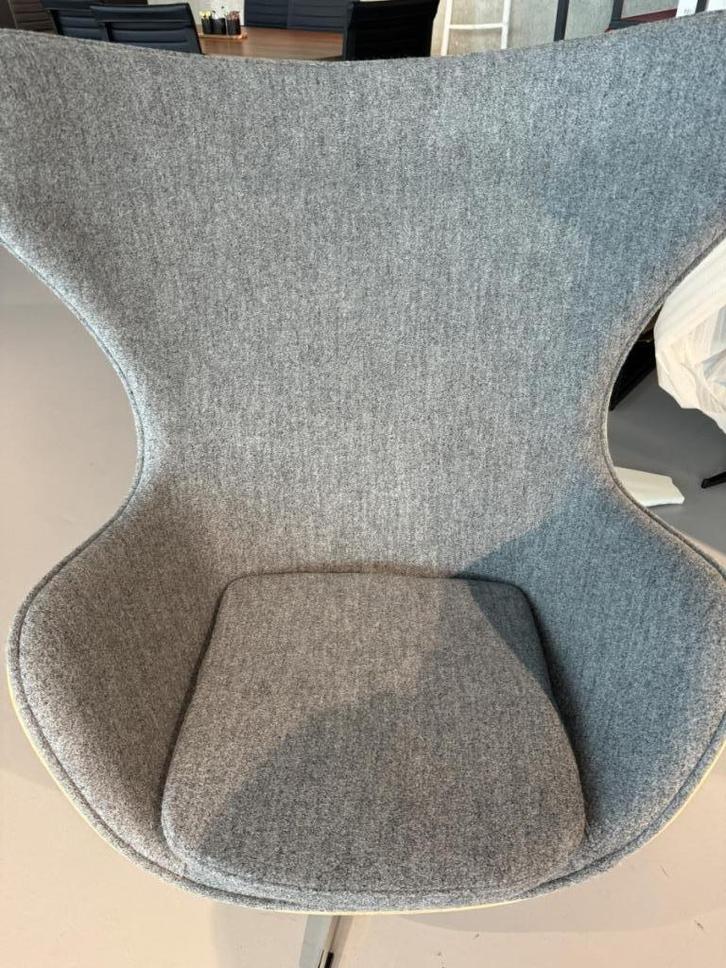 Egg chair grijs met hout. Nieuw!, Antiek en Kunst, Antiek | Meubels | Stoelen en Sofa's, Ophalen
