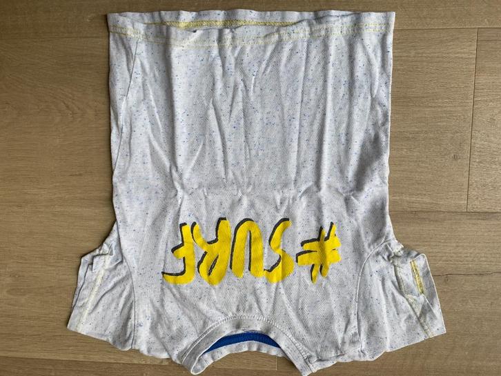 witte tshirt met geel opschrift surf maat 110 116, Kinderen en Baby's, Kinderkleding | Maat 110, Gebruikt, Jongen of Meisje, Shirt of Longsleeve