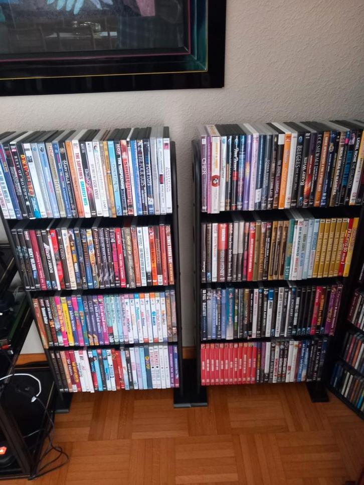 LOT DE 2 RACK + 225 DVD COMME NEUVE., CD & DVD, DVD | Musique & Concerts, Enlèvement ou Envoi