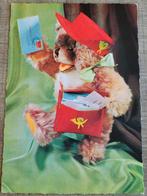 Oude postkaart: Teddybeer postbode, Verzamelen, Ophalen of Verzenden, 1960 tot 1980, Gelopen, Overige thema's