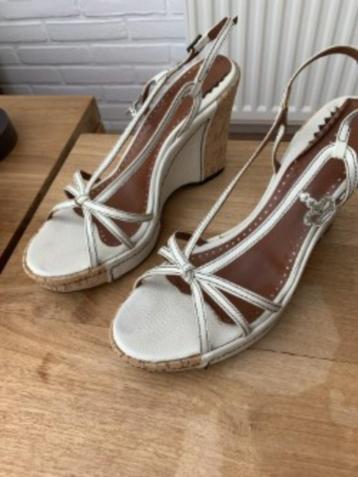 Essentiel sandaal beschikbaar voor biedingen