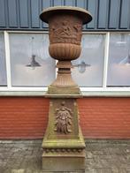 Antieke Franse gietijzeren tuinvaas op voetstuk 230 cm, Tuin en Terras, Ophalen of Verzenden