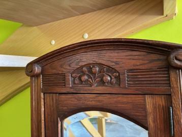 Art deco hangkastje met spiegel, 2 schabjes en sleutel beschikbaar voor biedingen