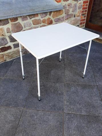 Table de camping avec pieds réglables 0,60x0,80m beschikbaar voor biedingen