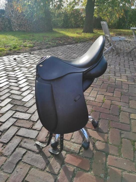 Euroriding Opal dressuurzadel 18 inch – goede staat, Dieren en Toebehoren, Paarden en Pony's | Zadels, Ophalen