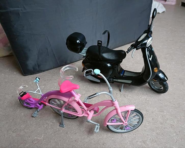 Fiets en scooter voor poppen als Barbie, Kinderen en Baby's, Speelgoed | Poppen, Zo goed als nieuw, Barbie, Ophalen of Verzenden