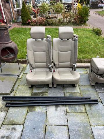 2 beige lederen zetels 3p gordel vloerrails isofix beschikbaar voor biedingen