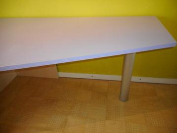 Table de couleur lavande fraîche. Moderne. Longueur 160 cm.