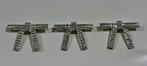 Zilverkleurige strikbroche met strass (3), Overige materialen, 4 tot 7 cm, Ophalen of Verzenden, Zo goed als nieuw