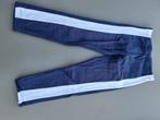 donker blauwe broek met witte streep, 110, Enfants & Bébés, Vêtements enfant | Taille 110, Comme neuf, Enlèvement ou Envoi, Pantalon