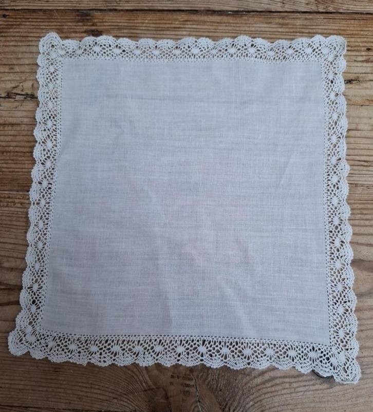 Wit Frans brocante zakdoekje met fijn gekantklost randje, Antiek en Kunst, Curiosa en Brocante, Ophalen of Verzenden