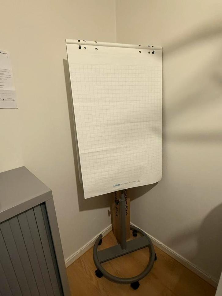 Flipchart + whiteboard op wieltjes, Huis en Inrichting, Woonaccessoires | Tekstborden en Spreuken, Zo goed als nieuw, Verzenden