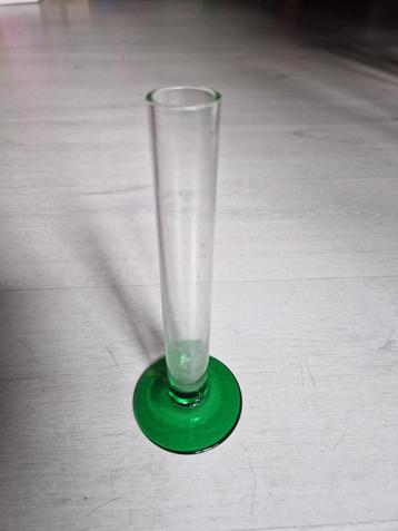 vaasje in glas beschikbaar voor biedingen