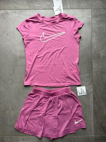 Nike - Sport setje roze. Maat 116/122. Nieuw beschikbaar voor biedingen
