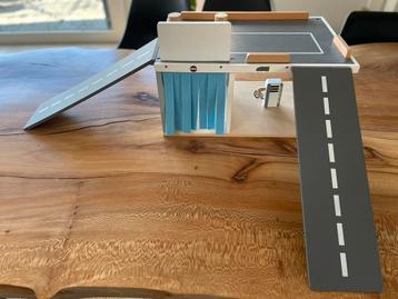 Houten speelgoedgarage beschikbaar voor biedingen