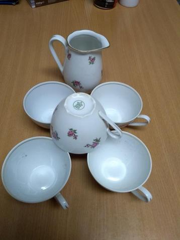 porselein - roos motief - kamla konitz beschikbaar voor biedingen