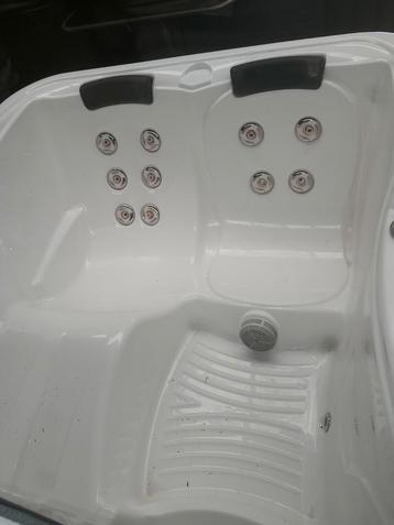 Jacuzzi 2 persoons gratis geleverd en geplaatst  beschikbaar voor biedingen