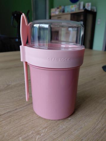 Saladebeker of ontbijtkom roze seal lock beschikbaar voor biedingen