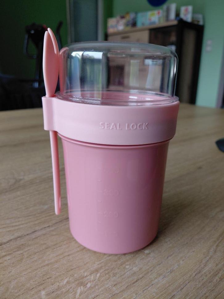 Saladebeker of ontbijtkom roze seal lock, Huis en Inrichting, Keuken | Tupperware, Nieuw, Bak of Kom, Ophalen