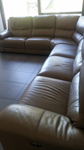 Beige leren zetel met 2 elektrice relax stoelen beschikbaar voor biedingen
