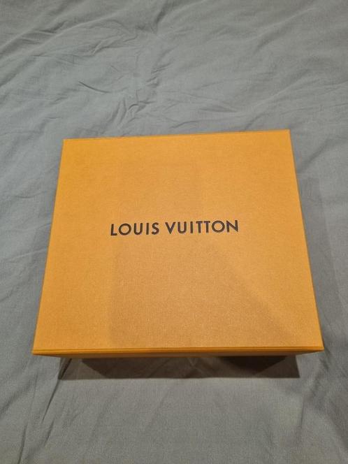 LV Authentic box 30x28x14cm, Bijoux, Sacs & Beauté, Accessoires Autre, Neuf, Enlèvement ou Envoi