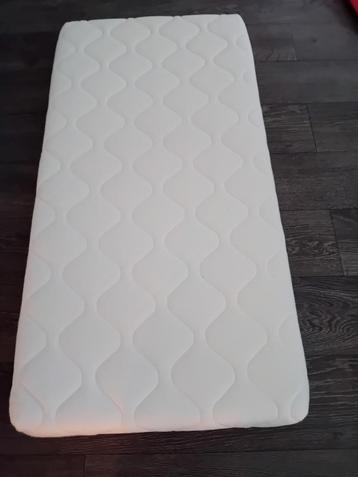 Matras voor baby bedje beschikbaar voor biedingen