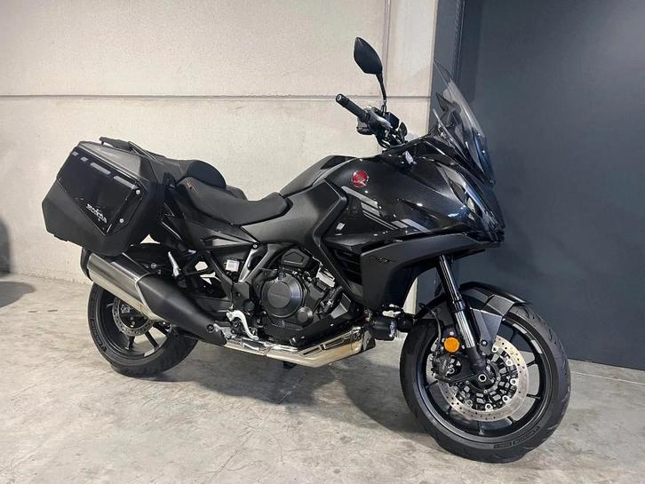 Honda NT1100 met quikshifter en extra's (bj 2024), Motoren, Motoren | Honda, Bedrijf, Toermotor, meer dan 35 kW