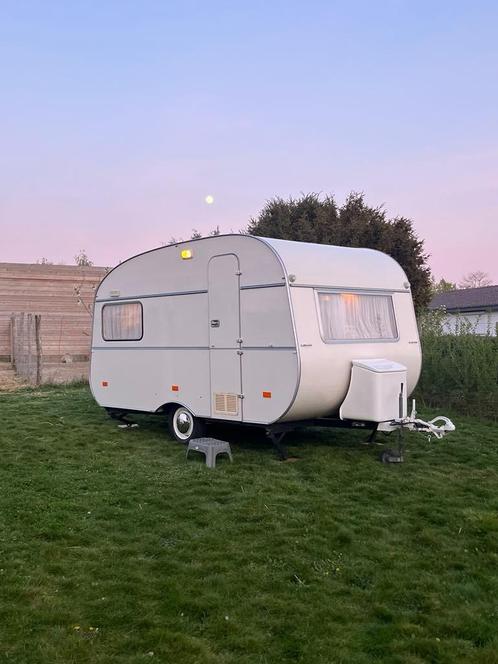 retro caravan seventies met groot bed in topstaat < 750kg, Caravans en Kamperen, Caravans, Particulier, tot en met 3, 500 - 750 kg