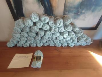 Lichtblauwe wol, verschillende bollen €1 per stuk beschikbaar voor biedingen