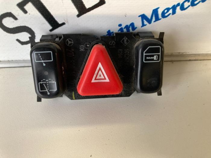 Paniekverlichtings Schakelaar van een Mercedes E-Klasse, Auto-onderdelen, Dashboard en Schakelaars, Mercedes-Benz, Gebruikt, 3 maanden garantie