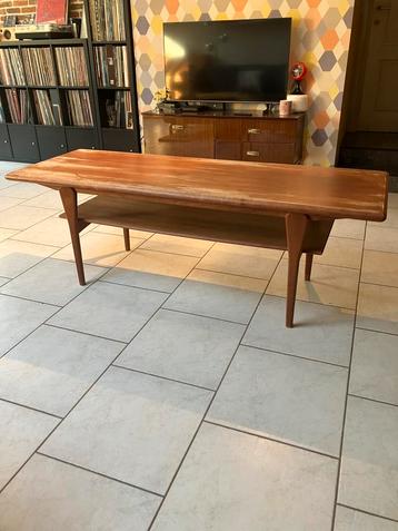 Vintage salontafel jaren 60-70 beschikbaar voor biedingen
