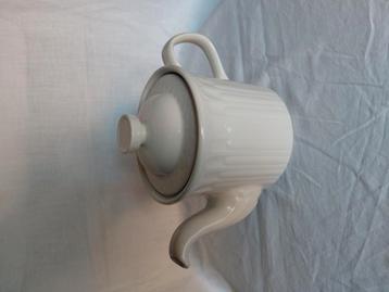 Theepot met acanthuscrème  beschikbaar voor biedingen