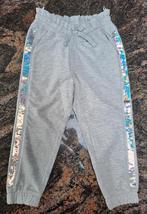 Taille 104 Pantalon de survêtement gris sequins sur les côté, Enfants & Bébés, Vêtements enfant | Taille 104, Comme neuf, C&A