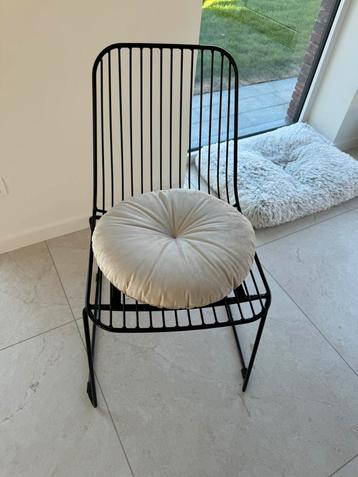 Zwarte stoelen - met zwart kussentje  beschikbaar voor biedingen